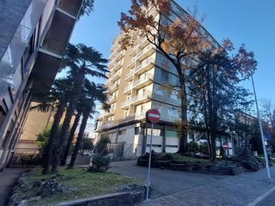 Quadrilocale in Via Fratelli D'Italia, Busto Arsizio, 2 bagni, 166 m²