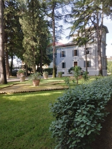 Villa a Foligno, 11 locali, 10 bagni, giardino privato, con box