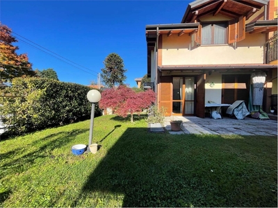 Villa a schiera in Via Carducci, Besnate, 4 locali, 2 bagni, garage