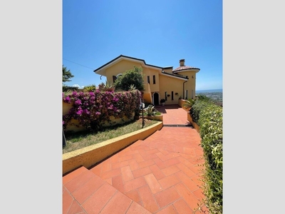 Villa in Vendita a Massa, zona Romagnano, 850'000€, 300 m², arredato