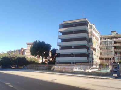 Appartamento di 5 vani /125 mq a Bari - Japigia (zona Vicinanze mercato coperto ortofrutticolo)
