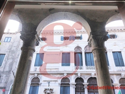 Appartamento in Vendita in Calle Campo dei Santi Giovanni e Paolo a Venezia