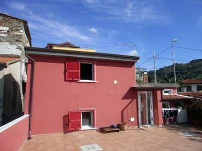 Casa Indipendente in vendita a Carrara via Moneta,