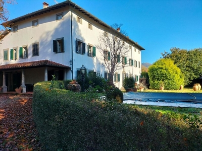 Casale in Vendita a Lucca, 930'000€, 818 m²