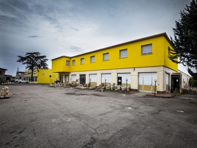 Negozio / locale commerciale di 9.843 m² in Viterbo