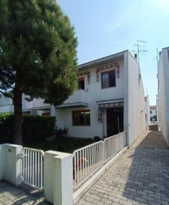 Villa a schiera in Via Monte Cengio, 1, Dueville (VI)