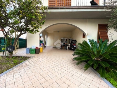 Villa Bifamiliare in vendita a Massa via Venezia, 33