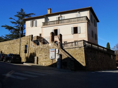 Villa in vendita a Montalcino piazza Camillo Benso di Cavour, 6