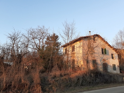 CASTELNUOVO D.B. - Rustico con terreno, in paese.