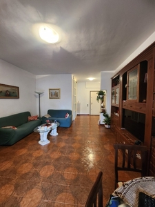 Appartamento in Via Manzoni, Ancona, 5 locali, 135 m², 2° piano