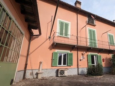Casa indipendente a Nizza Monferrato, 7 locali, giardino privato