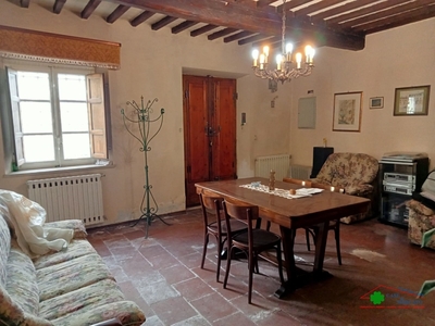 Casa semindipendente a Lucca, 8 locali, 1 bagno, giardino privato