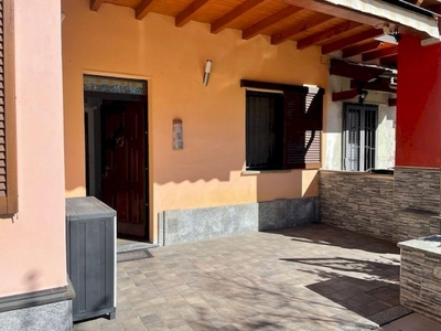 Casa semindipendente in Via inveruno, Casorezzo, 3 locali, 2 bagni