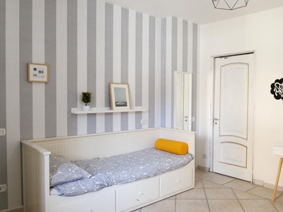 Elegante camera condivisa in appartamento con 4 camere da letto a Torre Gaia