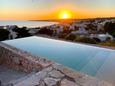 Vista tramonto, piscina infinity, casetta in pietra