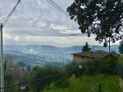 porzione di bifamiliare in vendita a Camaiore