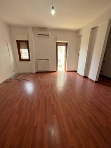 Trilocale in VIA miraglia 65, Catanzaro, 1 bagno, posto auto, 93 m²