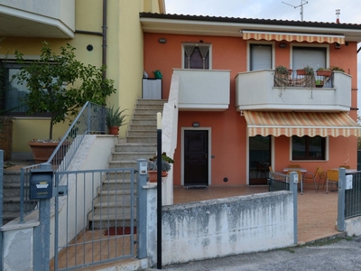 Villa Bifamiliare 5 locali di 73 m² a Ostra Vetere