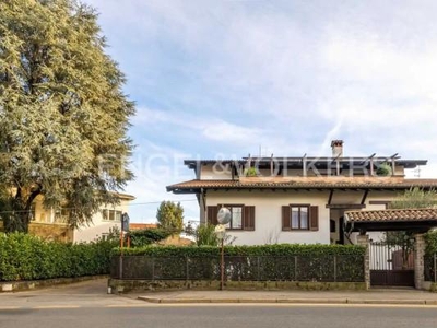 Villa bifamiliare in vendita a Arona