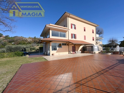 Villa con terrazzo, Colli del Tronto case sparse