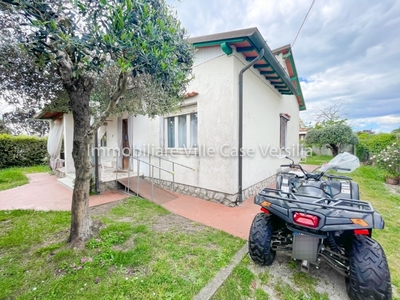 Villa in Via Adua, Pietrasanta, 8 locali, 3 bagni, giardino privato