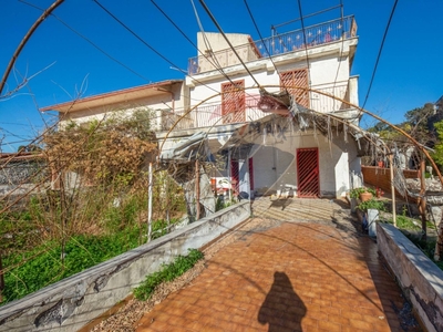 Villa in Via Ausonia, Catania, 5 locali, 2 bagni, giardino privato