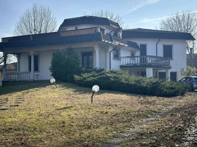villa indipendente in vendita a Rovescala