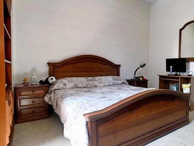 Ampia camera in appartamento con 3 camere da letto a Giambellino, Milano