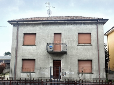 Casa Indipendente a Cantù in Via Petrarca, Cascina Amata