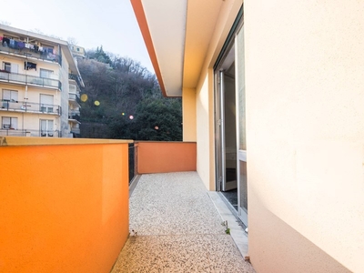 Appartamento in Vendita a Genova, zona Molassana, 69'000€, 79 m²