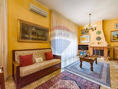 Appartamento in Vendita a Roma, zona Morena, 320'000€, 165 m²
