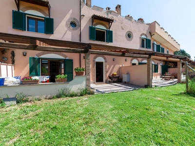 Appartamento in Vendita a Roma, zona Valle Muricana, 345'000€, 190 m²