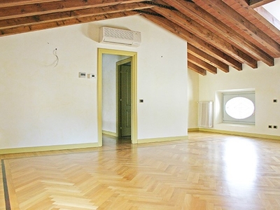 Attico in Affitto a Bergamo, zona Centrale, 2'700€, 200 m²