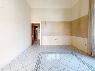 Bilocale in Vendita a Napoli, 90'000€, 64 m²