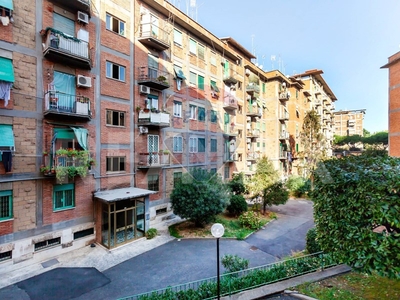Bilocale in Vendita a Roma, zona Don Bosco, 150'000€, 60 m²