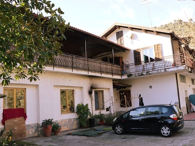 Casa in vendita in Dolceacqua, Italia