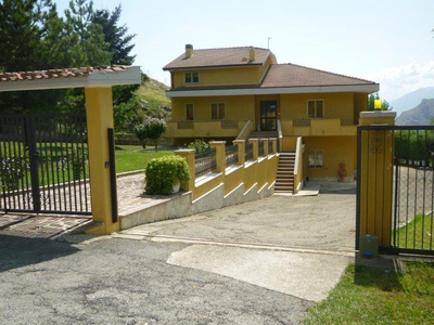 Casa in vendita in Montebello di Bertona, Italia