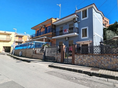 Casa indipendente con box a Monte di Procida