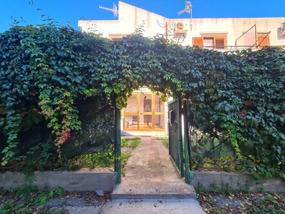 Casa indipendente con giardino in villaggio eucaliptus, Simeri Crichi