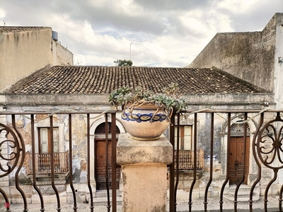 Casa indipendente con terrazzo a Floridia