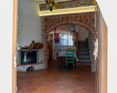 Casa semi indipendente in vendita 3 Stanze da letto a Lucca