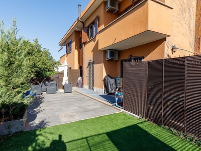 Casa Semi Indipendente in Vendita a Roma, zona Bravetta, 589'000€, 200 m², arredato