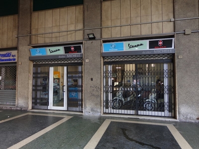 Immobile commerciale in Vendita a Genova, zona Sampierdarena, 240'000€, 240 m²