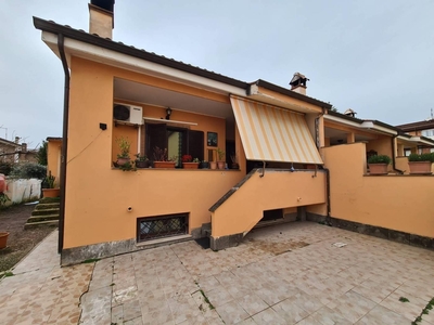 ISOLA SACRA: VILLA CAPO SCHIERA CON GIARDINO E POSTO AUTO