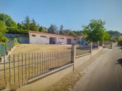 Magazzino in Vendita a Frosinone, 350'000€, 600 m²