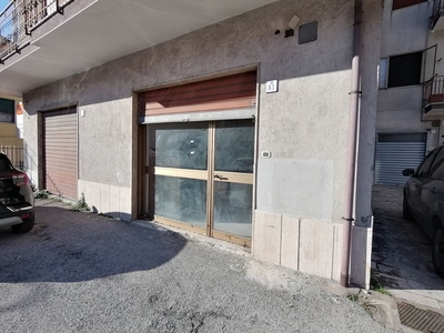 Magazzino in vendita a Giffoni Valle Piana