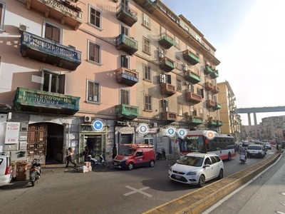 Magazzino in vendita a Napoli calata Capodichino
