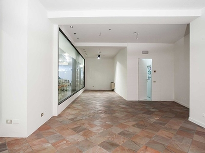 Negozio in Affitto a Bergamo, zona Centrale, 1'100€, 59 m²