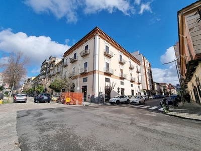Negozio in Vendita a Caserta, 1'300'000€, 430 m²