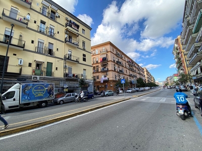 Negozio in Vendita a Napoli, 100'000€, 70 m²